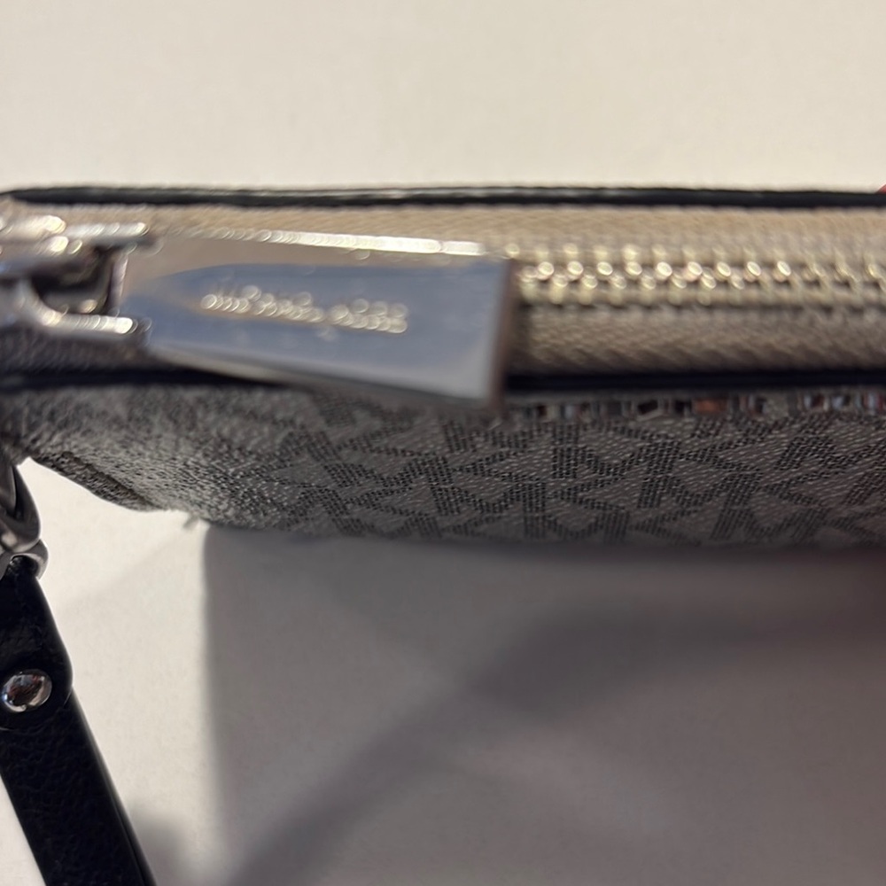 Michael Kors Jet Set Metallic Silver Wristlet - Picture 4 of 7